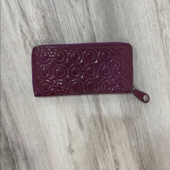 Coach Purple patent leather zip wallet flawed - Picture 1 of 9